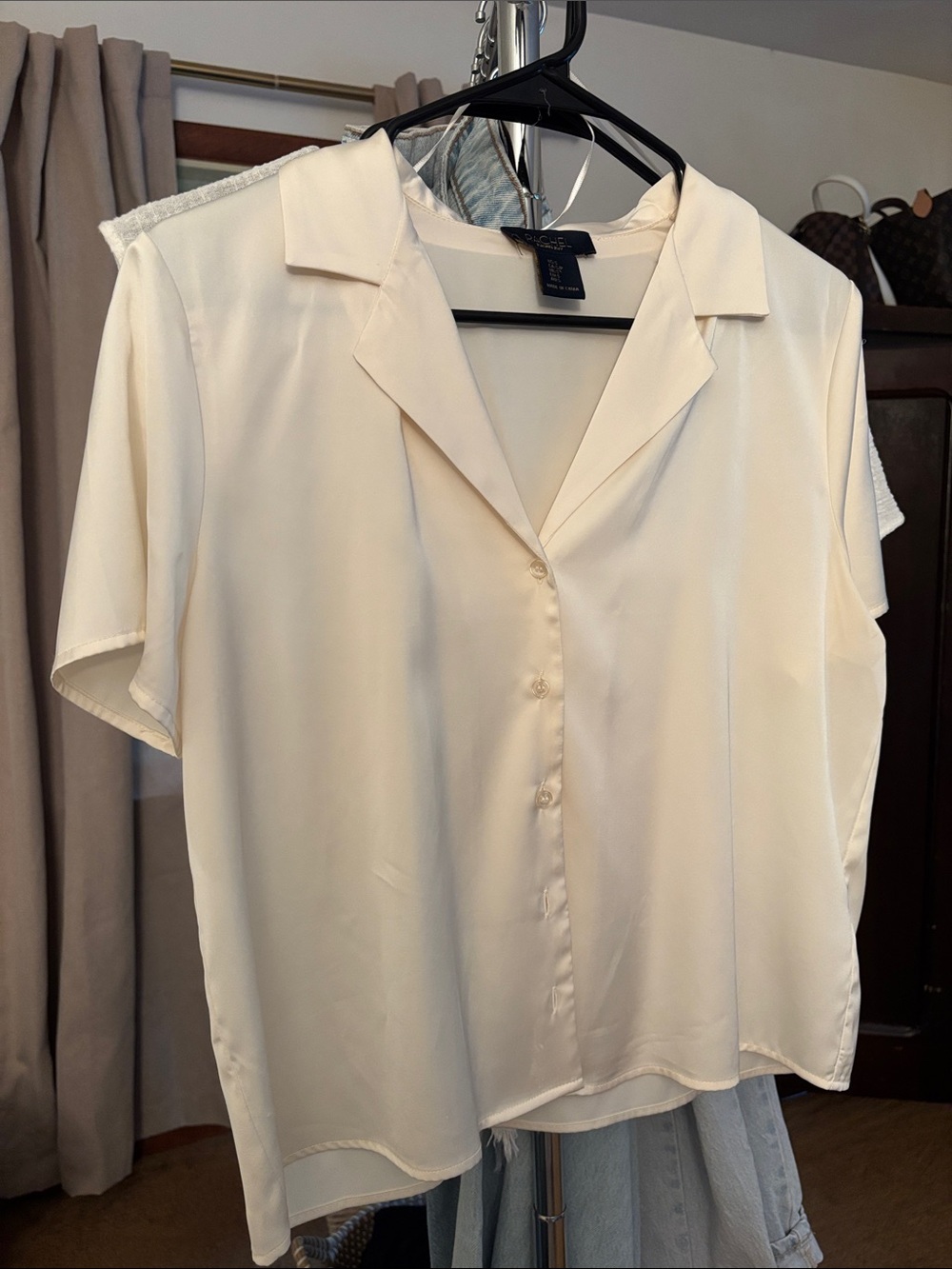 Women's Cream Short-Sleeve Button Front Camp Collar Shirt